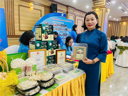 BÁNH RAM ANH THU – Vinh dự được Hội LHPN Hà Tĩnh trao tặng giấy khen ghi nhận những nỗ lực phát triển sản phẩm quê hương